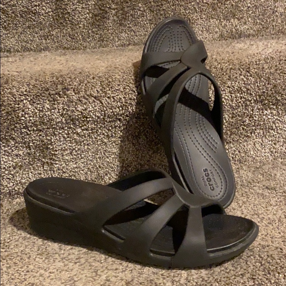 women’s crocs sandals size 11